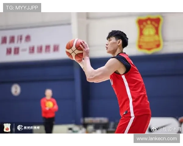 曾凡博归队热身赵睿精准策应 曾凡博归队热身赵睿精准策应